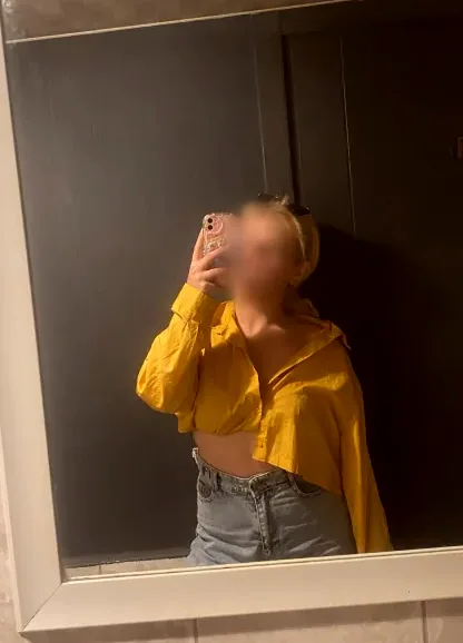 Andrea, 23