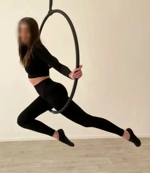 Manuela, 25