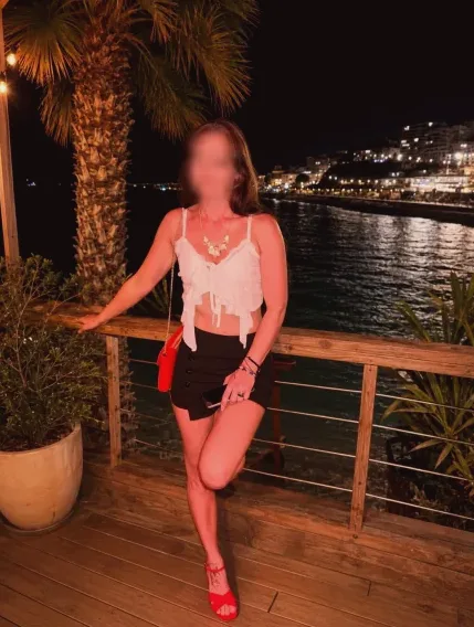 Manuela, 34