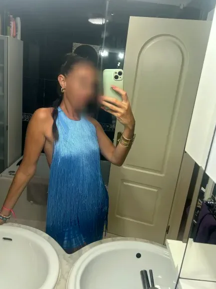 Mia, 32