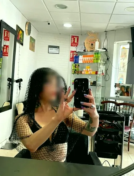 Nikolina, 33