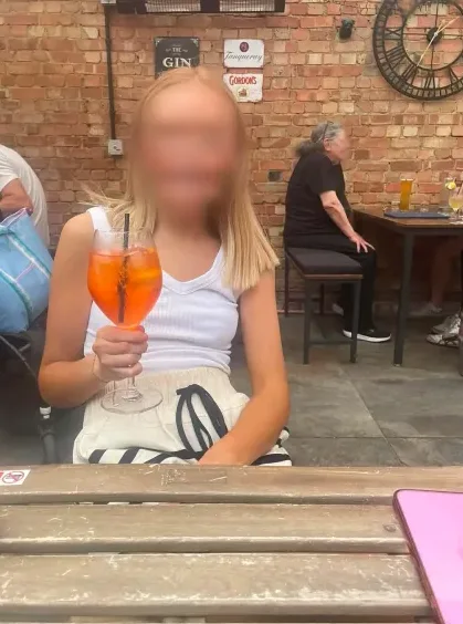 Rosa, 26