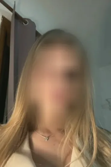 Zeynep, 22